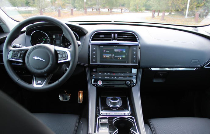 Installieren von CarPlay in einem Jaguar F-Pace